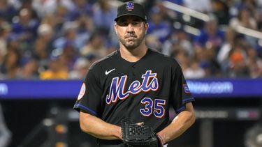 El lanzador de los Mets de Nueva York Justin Verlander sale del terreno de juego en la quinta entrada del partido ante los Dodgers de Los Ángeles, en Nueva York. Viernes 14 de julio de 2023. (AP Foto/Mary Altaffer)