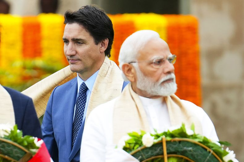 El primer ministro canadiense Justin Trudeau, a la izquierda, junto a su homólogo de la India, Narendra Modi, durante una ceremonia en el marco de la cumbre del G20, el 10 de septiembre de 2023, en Nueva Delhi. (Sean Kilpatrick/The Canadian Press vía AP, Archivo)