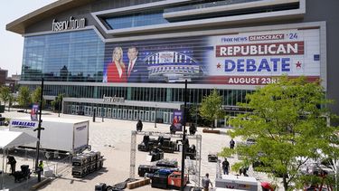 El Fiserv Forum previo al primer debate presidencial republicano de la campaña electoral de 2024 en Estados Unidos, el martes 22 de agosto de 2023, en Milwaukee. (AP Foto/Morry Gash)