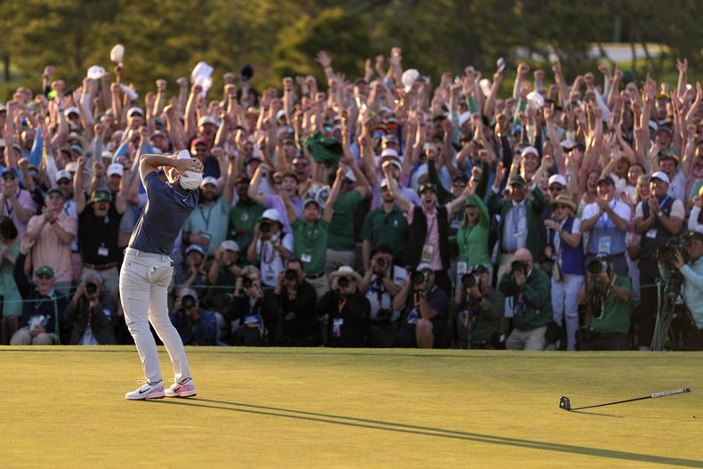 Rory McIlroy celebra tras consagrarse campeón del Masters de Augusta, el 13 de abril de 2025. (AP Foto/Ashley Landis)