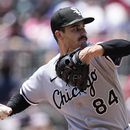 Dylan Cease de los Medias Blancas de Chicago lanza durante la primera entrada del juego ante los Bravos de Atlanta, en Atlanta, el domingo 16 de julio de 2023. (AP Foto/John Bazemore)