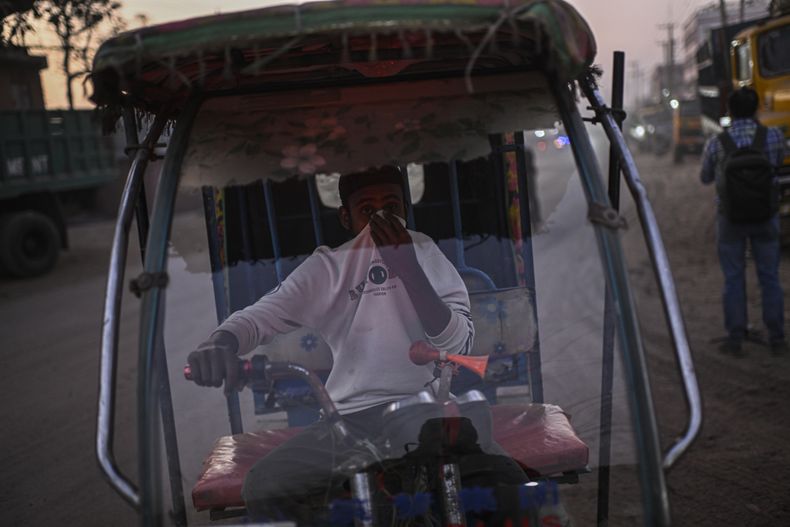 El conductor de una mototaxi se protege de la contaminación en Daca, Bangladesh, el 9 de febrero del 2025. (AP foto/Mahmud Hossain Opu)