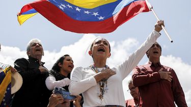ARCHIVO - La líder opositora de Venezuela Maria Corina Machado ondea una bandera venezolana durante un mitin realizado en Caracas, Venezuela, el 17 de agosto de 2024 para protestar contra los resultados oficiales que declararon al presidente Nicolás Maduro ganador de la elección presidencial de julio. (AP Foto/Cristian Hernandez, Archivo)