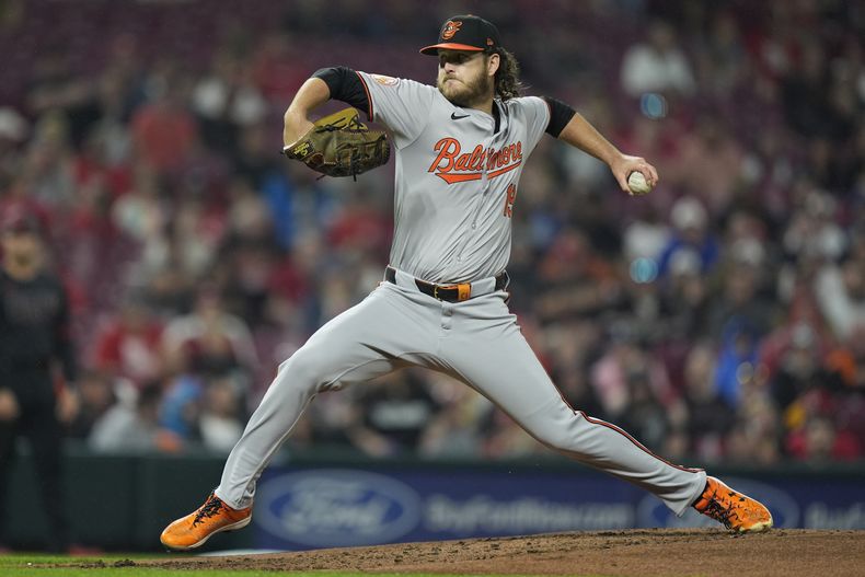 El lanzador abridor de los Orioles de Baltimore Cole Irving realiza un lanzamiento durante la primera entrada del juego de béisbol ante los Rojos de Cincinnati, el viernes 3 de mayo de 2024, en Cincinnati. (AP Foto/Carolyn Kaster)