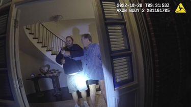 ARCHIVO - En esta imagen, tomada de una cámara corporal del Departamento de Policía de San Francisco, Paul Pelosi, derecha, esposo de la expresidenta de la Cámara de Representantes Nancy Pelosi, lucha por controlar un martillo con su atacante, David DePape durante el brutal ataque en la casa de la pareja en San Francisco, el 28 de octubre de 2022. (Departamento de Policía de San Francisco vía AP, Archivo)