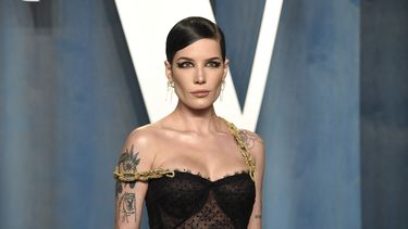 ARCHIVO- Halsey en la fiesta de los Oscar de Vanity Fair en Beverly Hills, California, el 27 de marzo de 2022. (Foto Evan Agostini/Invision/AP, archivo)