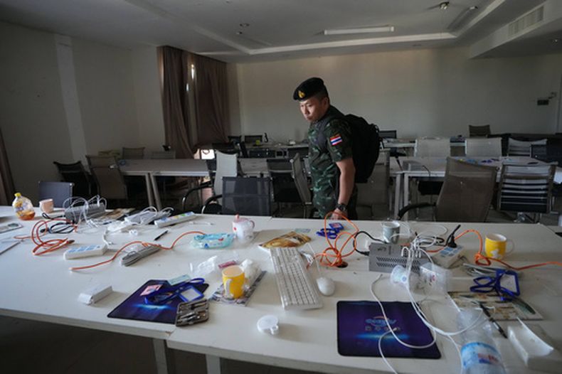 ARCHIVO -Un soldado tailandés inspecciona una estación de trabajo en un centro de estafas en OSmach, Camboya, el 2 de febrero de 2026, (AP Foto/Sakchai Lalit), Archivo)