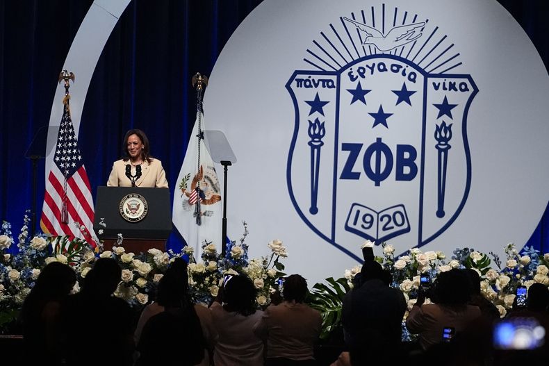 La vicepresidenta Kamala Harris habla en el Grand Boulé de la Sororidad Zeta Phi Beta, Inc., el miércoles 24 de julio de 2024, en Indianápolis. (AP Foto/Darron Cummings)