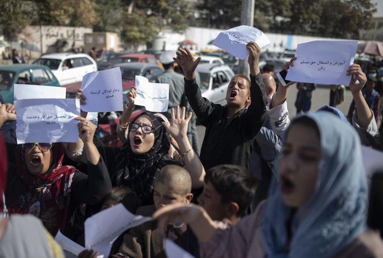 ARCHIVO - Mujeres afganas corean durante una protesta en Kabul, Afganistán, el jueves 21 de octubre de 2021. Un grupo de derechos con sede en Gran Bretaña presentó el jueves un mapa interactivo que documenta violaciones rampantes de los derechos humanos y violencia contra los civiles desde que el Talibán tomó el poder en Afganistán hace casi dos años. (AP Foto/Ahmad Halabisaz, Archivo)