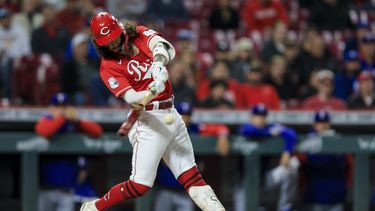 Jonathan India de los Rojos de Cincinnati bateó un sencillo de dos carreras en la octava entrada del juego ante los Rangers de Texas el martes 25 de abril del 2023. (AP Foto/Aaron Doster)