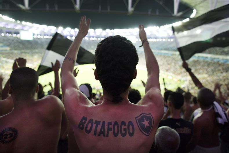 ARCHIVO - Aficionados de Botafogo durante un partido de la Copa Libertadores en el estadio Maracaná, el 2 de abril de 2014, en Río de Janeiro. (AP Foto/Leo Correa)