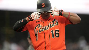 Rafael Devers, de los Gigantes de San Francisco, hace un gesto tras conectar un jonrón durante la segunda entrada de un partido de béisbol contra los Rockies de Colorado, el viernes 10 de julio de 2026, en San Francisco. (Foto AP/Jeff Chiu)