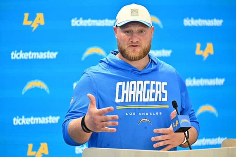 El centro de los Chargers de Los Ángeles, Tyler Biadasz, habla durante una conferencia de prensa en el campamento de entrenamiento del equipo de fútbol americano de la NFL, el sábado 1 de agosto de 2026, en El Segundo, California. (Foto AP/William Liang)