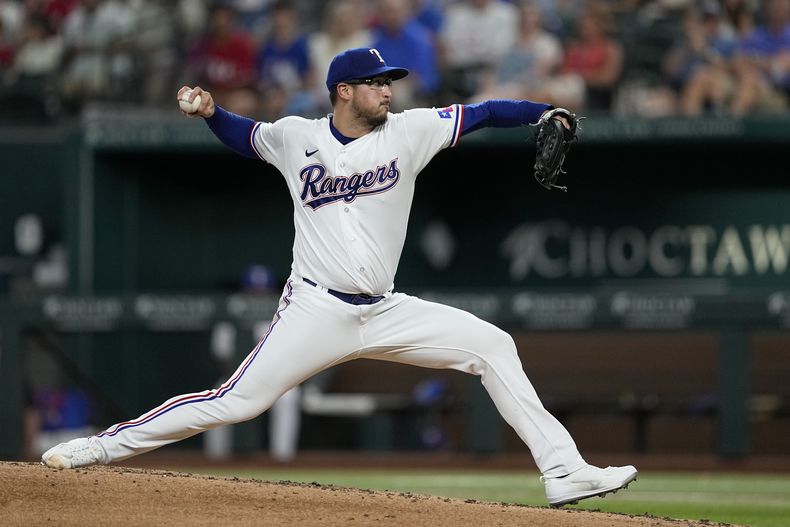 El abridor de los Rangers de Texas Dane Dunning lanza en la cuarta entrada del encuentro ante los Rays de Tampa Bay el lunes 17 de julio del 2023. (AP Foto/Tony Gutierrez)