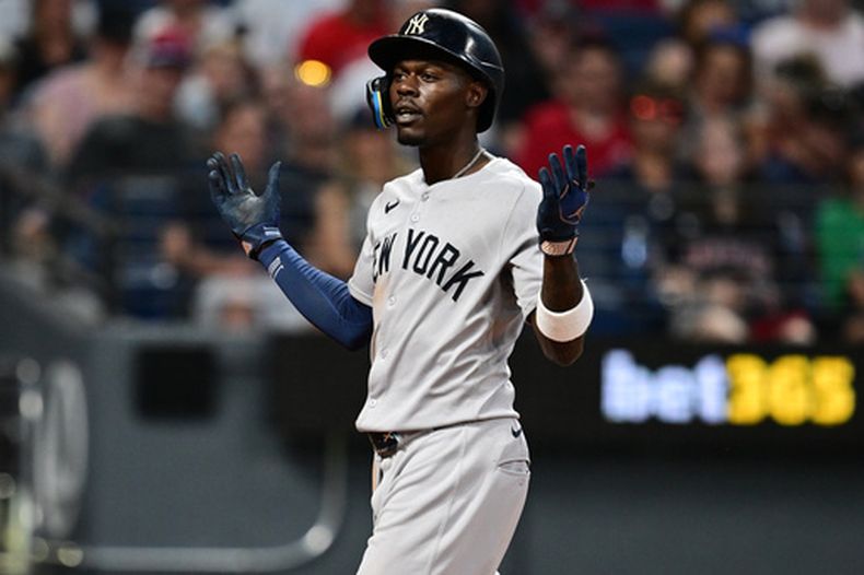 Jazz Chisholm Jr., de los Yankees de Nueva York, celebra tras conectar un jonrón solitario ante el lanzador relevista de los Guardianes de Cleveland, Tim Herrin, durante la octava entrada de un partido de béisbol, el martes 9 de junio de 2026, en Cleveland. (Foto AP/David Dermer)