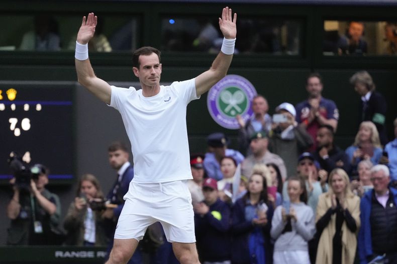 El británico Andy Murray saluda a la afición en la Cancha Central de Wimbledon después de que quedó eliminado en la primera ronda de dobles junto a su hermano Jamie el jueves 4 de julio del 2024. (AP Foto/Kirsty Wigglesworth)