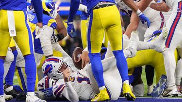 Josh Allen, quarterback de los Bills de Buffalo, anota un touchdown durante la segunda mitad del partido de la NFL ante los Rams de Los Ángeles, el lunes 12 de octubre de 2026, en Inglewood, California. (AP Foto/Gregory Bull)