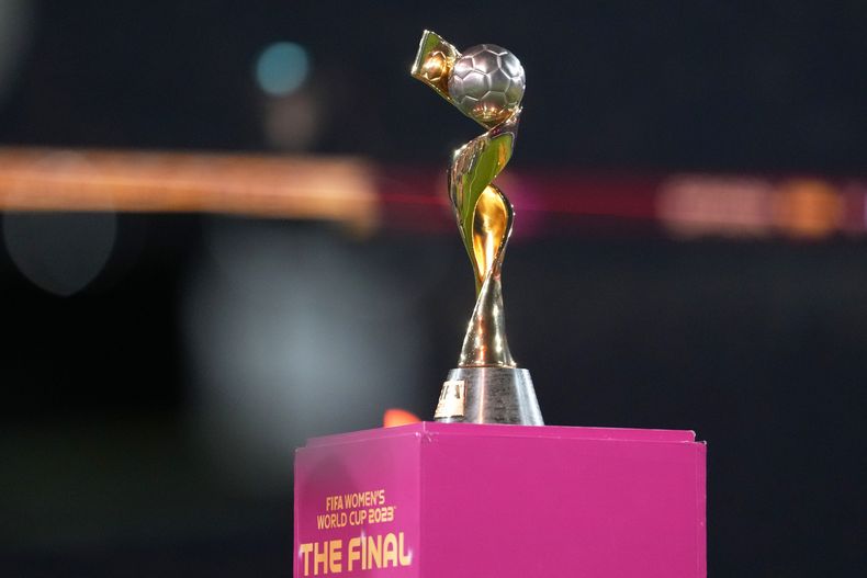 ARCHIVO - El trofeo de la Copa del Mundo femenina se exhibe previo a la final entre España e Inglaterra, en el estadio Australia en Sidney, Australia, el 20 de agosto de 2023. FIFA está implementando nuevas medidas diseñadas para apoyar más en el bienestar de jugadoras y entrenadoras durante el embarazo y después del nacimiento de sus hijos. (AP Foto/Abbie Parr, Archivo)