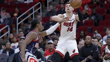 Heat vence 111-108 a Rockets; Herro logra 10 triples