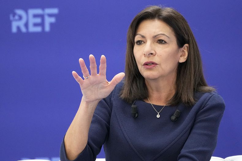 La alcaldesa de París, Anne Hidalgo, durante una reunión con la asociación de empleadores franceses (MEDEF) en el campus de startups Station F, en París, Francia, el lunes 21 de febrero de 2022. (Foto AP/Michel Euler, Archivo)
