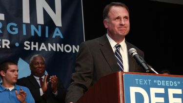 americateve | Esta fotograf&iacute;a de archivo del martes 3 de noviembre de 2009 muestra al senador Creigh Deeds dando un discurso despu&eacute;s de que perdi&oacute; ante el republicano Bob McDonnell por la gobernaci&oacute;n de Virginia, en Richmond, Virginia. A la