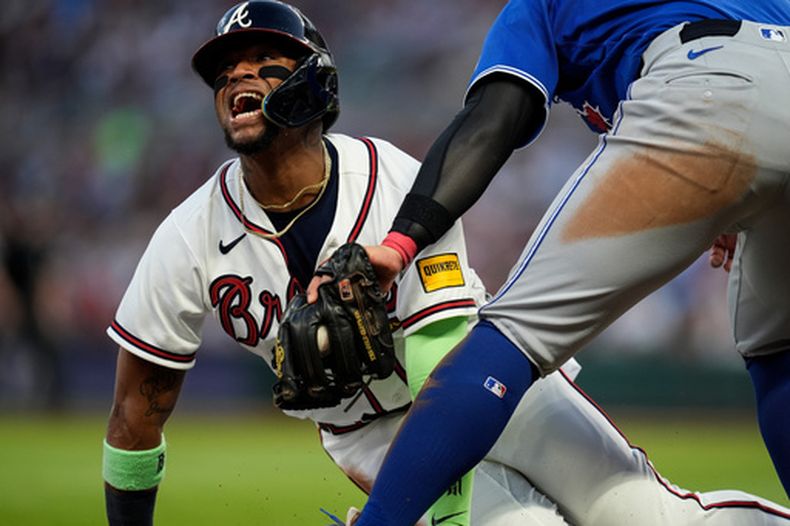 ARCHIVO - Ronald Acuña Jr. (13), de los Bravos de Atlanta, se roba la tercera base ante el tercera base de los Azulejos de Toronto, Kazuma Okamoto (7), en la quinta entrada de un partido de béisbol el 3 de junio de 2026, en Atlanta. (Foto AP/Mike Stewart, Archivo)