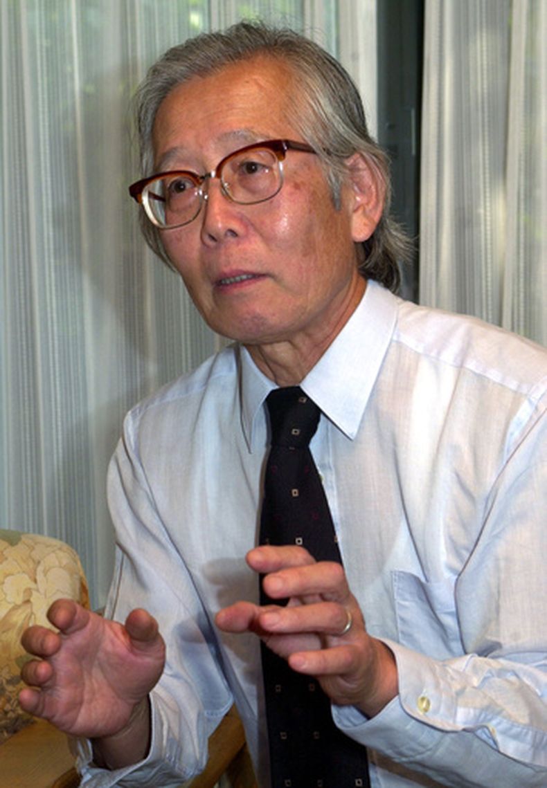 ARCHIVO - El químico japonés y premio Nobel Hideki Shirakawa conversa con el ministro de la Embajada de Suecia, Karl Leifland, en su domicilio de Yokohama, al sur de Tokio, el 11 de octubre de 2000. (Foto AP/Tsugufumi Matsumoto, archivo)