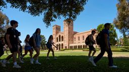 ARCHIVO - Estudiantes pasan frente a Royce Hall en el campus de UCLA en Los Ángeles, 15 de agosto de 2024. (Foto AP/Damian Dovarganes, Archivo)