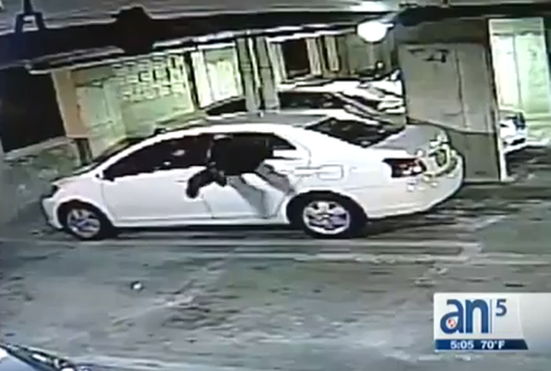 Se despertaron docenas de residentes que al llegar al estacionamiento para apagar la alarma de sus autos descubrieron que habían sido vandalizados.