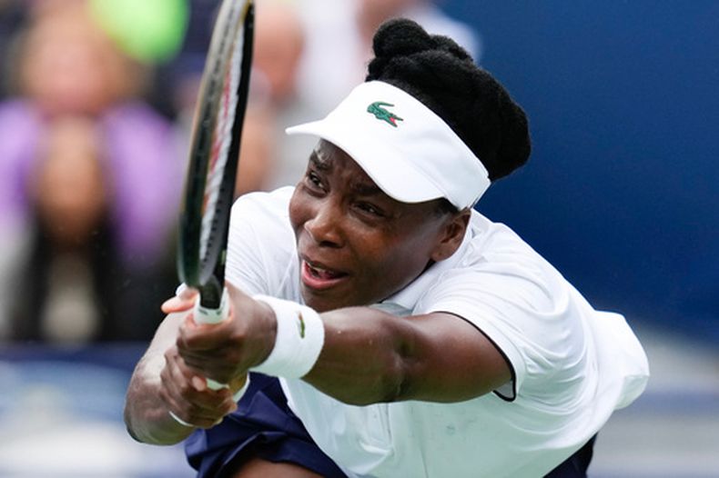 Venus Williams devuelve una pelota frente a Kamilla Rakhimova durante el Abierto de Toronto, el domingo 2 de agosto de 2026, en Toronto. (Chris Young/The Canadian Press via AP)