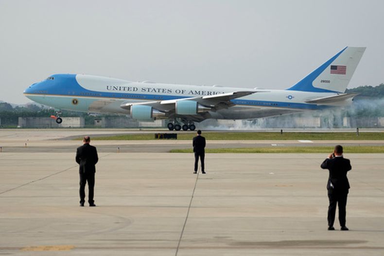 ARCHIVO - El Air Force One con el presidente estadounidense Joe Biden llega a la Base Aérea de Osan en Pyeongtaek, Corea del Sur, el viernes 20 de mayo de 2022. (Foto AP/Lee Jin-man, archivo)