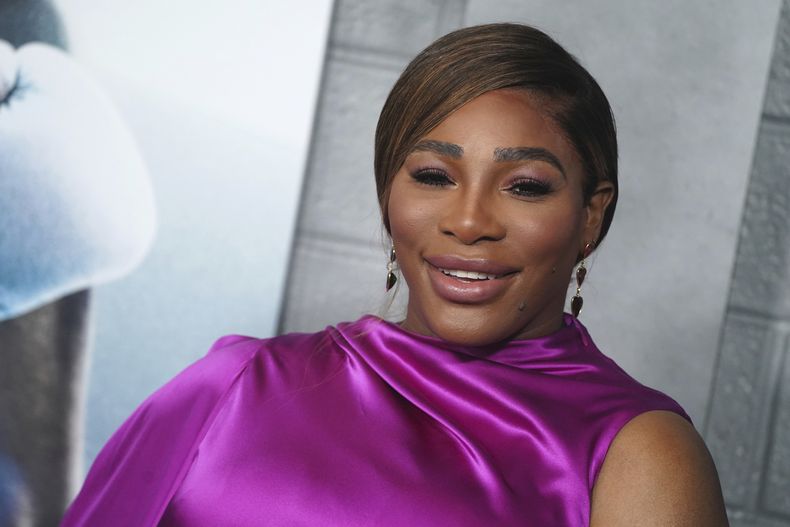 ARCHIVO - Serena Williams llega al estreno de Creed III el 27 de febrero de 2023, en el teatro chino TCL Chinese Theatre en Los Angeles. Serena Williams será honrada con el premio Ícono de la Moda en los premios del Consejo de Diseñadores de Moda de Estados Unidos (CFDA por sus siglas en inglés) por su carrera y contribuciones a la moda estadounidense el 6 de noviembre de 2023. (Foto Jordan Strauss/Invision/AP, archivo)