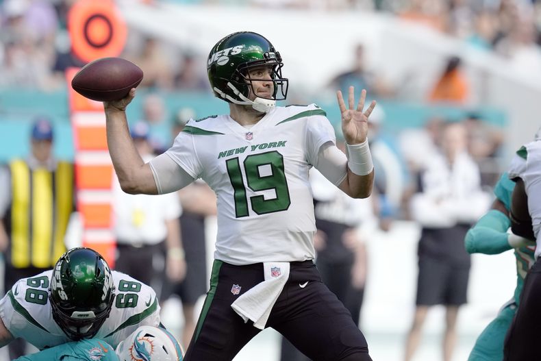 ARCHIVO - Joe Flacco (19), de los Jets de Nueva York, lanza un pase durante la primera mitad del juego de la NFL en contra de los Dolphins de Miami, el domingo 8 de enero de 2023, en Miami Gardens, Florida. Quien fuera Jugador Más Valioso del Super Bowl se probó el viernes 17 de noviembre con los Browns y está por firmar a la escuadra de prácticas del Cleveland, dijo a The Associated Press el domingo 19 de noviembre, una persona con conocimiento del movimiento. (AP Foto/Rebecca Blackwell, File)