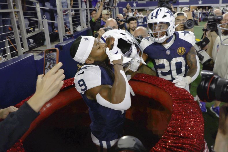 KaVontae Turpin, receptor de los Cowboys de Dallas, festeja con el corredor Tony Pollard tras anotar ante los Commanders de Washington en el partido del Día de Acción de Gracias, el jueves 23 de noviembre de 2023 (AP Foto/Michael Ainsworth)