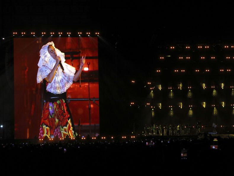 Rubén Albarrán de la banda mexicana Café Tacvba se proyecta en una pantalla gigante durante el concierto del 35 aniversario de la banda, en el Estadio GNP, en la Ciudad de México, el jueves 5 de diciembre de 2024.