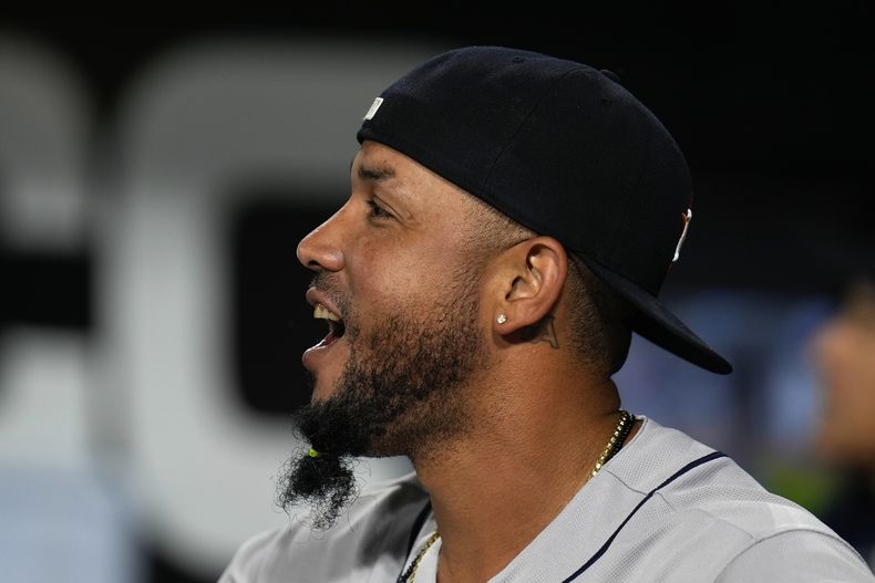 El cubano José Abreu, de los Astros de Houston, sonríe al recibir un homenaje en video durante su visita a los Medias Blancas de Chicago, el viernes 12 de mayo de 2023 (AP Foto/Erin Hooley)