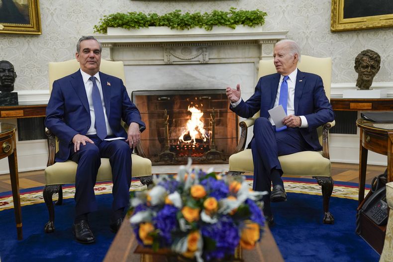 El presidente de Estados Unidos, Joe Biden, se reúne con su homólogo de República Dominicana, Luis Abinader, en la Oficina Oval, en la Casa Blanca, Washington, el 2 de noviembre de 2023. (AP Foto/Evan Vucci)