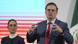 El secretario de Economía de México, Marcelo Ebrard, habla durante la conferencia de prensa matutina diaria de la presidenta Claudia Sheinbaum en el Palacio Nacional en la Ciudad de México, el lunes 3 de febrero de 2025. (Foto AP/Marco Ugarte)