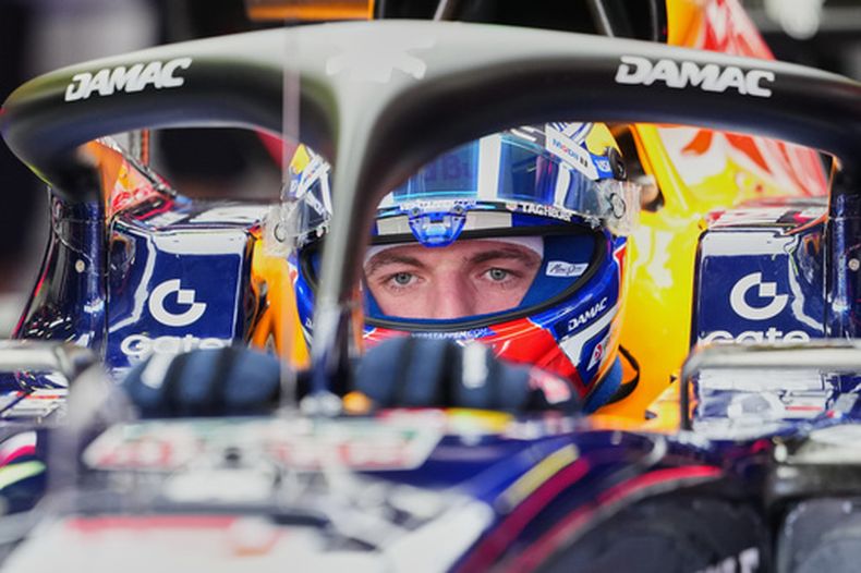 Max Verstappen aguarda en su Red Bull durante una práctica previo al Gran Premio de Australia, el sábado 7 de marzo de 2026, en Melbourne. (AP Foto/Scott Barbour)
