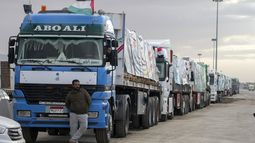 ARCHIVO - Camiones con ayuda humanitaria en fila en el paso fronterizo de Rafah, Egipto, de camino a Gaza, domingo 19 de noviembre de 2023. (AP Foto/Amr Nabil, Archivo)