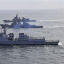 En esta imagen proporcionada por el Ministerio surcoreano de Defensa, el destructor surcoreano Yulgok Yi I, abajo, el destructor estadounidense de misiles guiados USS Benfold y el destructor Atago de las Fuerzas japonesas de Autodefensa, al fondo, durante una misión conjunta de maniobras de misiles de Corea del Sur, Estados Unidos y Japón, en aguas internacionales al este de la Península de Corea, el lunes 17 de abril de 2023. (Ministerio surcoreano de Defensa via AP)