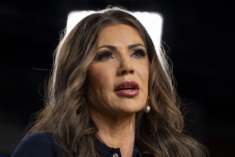 La secretaria de Seguridad Nacional Kristi Noem durante una conferencia en la sede del Servicio de Control de Inmigración y Aduanas de Estados Unidos, el miércoles 9 de abril de 2025, en Washington. (AP Foto/Alex Brandon)