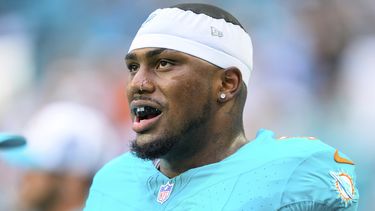ARCHIVO - Bayron Matos, tackle ofensivo de los Dolphins de Miami, está de pie en la línea lateral previo al inicio de un partido de pretemporada de la NFL frente a los Falcons de Atlanta, el viernes 9 de agosto de 2024, en Miami Gardens, Florida. (AP Foto/Doug Murray, Archivo)