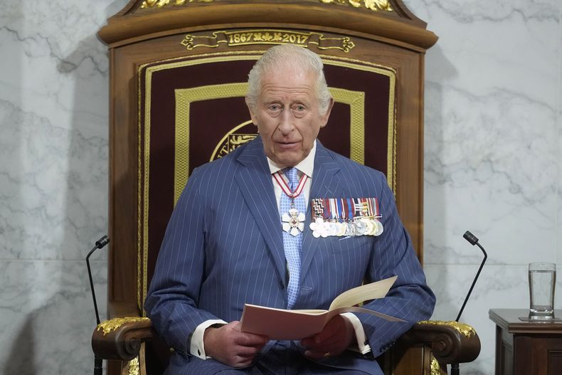 El rey Carlos III pronuncia el discurso desde el trono ante el Senado en Ottawa, Canadá, el martes 27 de mayo de 2025. (Adrian Wyld/The Canadian Press vía AP)