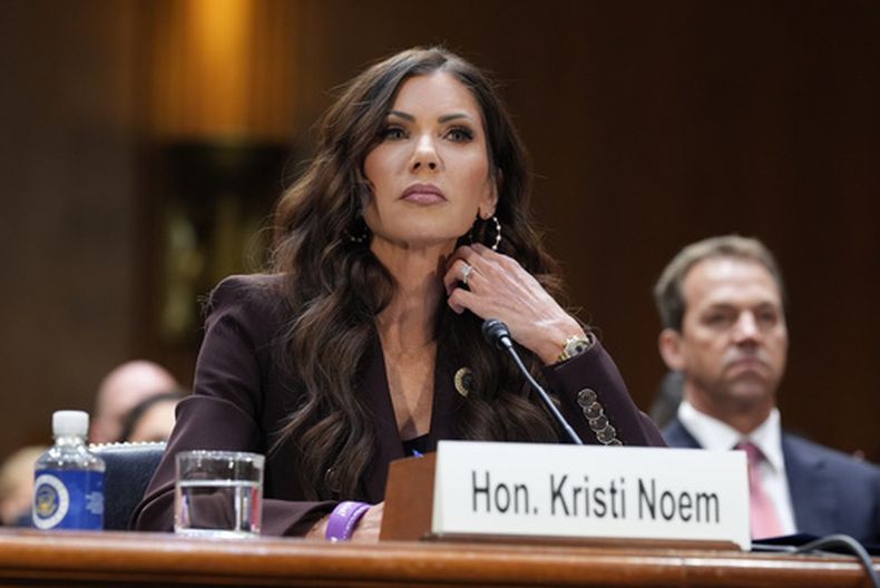 ARCHIVO – La secretaria de Seguridad de Estados Unidos, Kristi Noem, centro, con su esposo Bryon Noem, derecha, sentado detrás de ella, comparece en una audiencia de supervisión ante el Comité Judicial del Senado, en el Capitolio, en Washington, el 3 de marzo de 2026. (AP Foto/J. Scott Applewhite, Archivo)