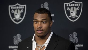 La selección de primera ronda de los Raiders de Las Vegas Tyree Wilson habla durante la conferencia de prensa en su presentación con el equipo el viernes 28 de abril del 2023. (Heidi Fang/Las Vegas Review-Journal via AP)