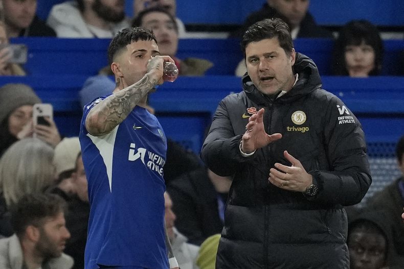 El entrenador del Chelsea, Mauricio Pochettino (derecha), da instrucciones a Enzo Fernández durante un partido de la Premier League contra el Manchester United, en Stamford Bridge, Londres, el 4 de abril de 2024. (AP Foto/Kin Cheung)
