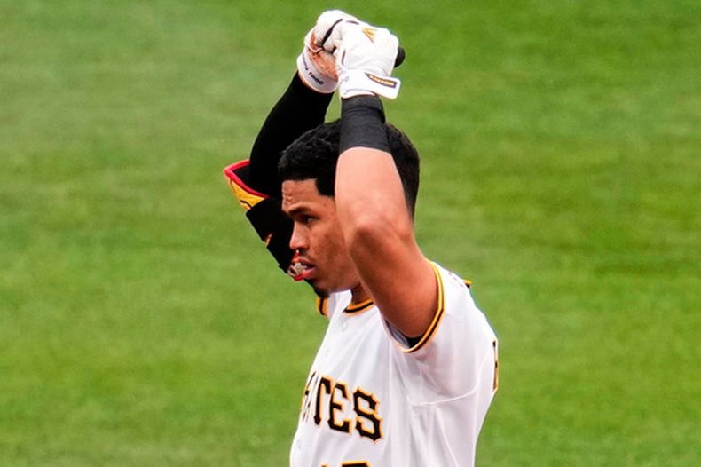 Endy Rodríguez de los Piratas de Pittsburgh celebra tras producir dos carreras ante los Rockies de Colorado, el jueves 14 de mayo de 2025, en Pittsburgh. (AP Foto/Gene J. Puskar)