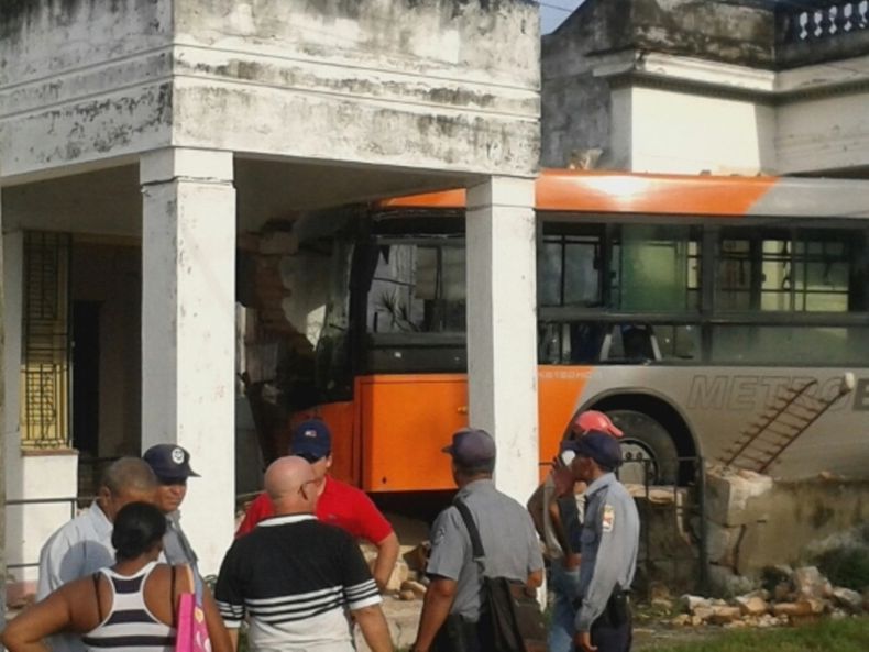 omnibus-contra-vivienda santa amalia .jpg