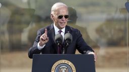 El presidente Joe Biden da un discurso en la Escuela Comunitaria Gila Crossing, en Laveen, Arizona, el 25 de octubre de 2024. (AP Foto/Rick Scuteri)